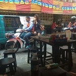 IM CHAN - 道路を挟んで向こう側にも席があります