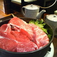荒井屋 本店 - さしの入った牛肉で牛鍋です