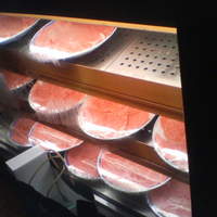 荒井屋 本店 - レジ下に美味しそうな牛肉inショーケース