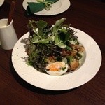 ヤマセ - 鶏ももと鶏ナンコツの炭火焼きサラダ(お任せコースメニューから)