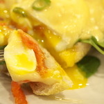 Aloha Kitchen - サーモンのエッグベネディクト、ナイフで切ると中はトロトロ