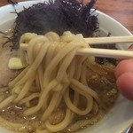 らーめん 勝 - もっちりとした太麺。そしてその麺に染み渡る三条系のスープ。。美味です！