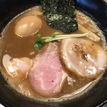 ボニートスープヌードルライク - 鰹×豚RAIK 900円
            
            鰹と豚の濃厚系。ライ麦入りの中太麺とドロスープが良く合います。具はRAIK=特製で煮玉子、チャーシュー(鶏、豚肩ロース、豚バラ炙り)、海苔、玉ねぎ、カイワレと結構手が込んでる。
            豚の濃厚さに負けない鰹出汁はなかなか良かったです。