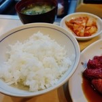 定食にはご飯とキムチ、みそ汁が付く