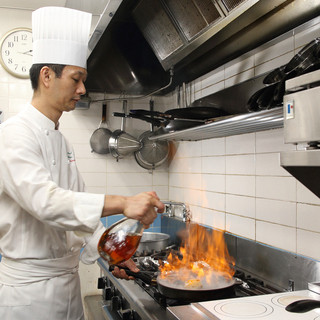 伝統を追及し、クラシカルながらも洗練されたフランス料理を提供