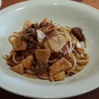 アンブレイス - スパゲッティーニ：北海道産短角牛と筍のラグーソース。