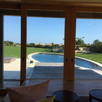 星のや 竹富島 ゆんたくラウンジ - ラウンジから見る光景　プールが。