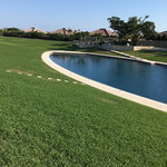 星のや 竹富島 ゆんたくラウンジ - プールと芝生　