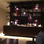 星のや 竹富島 ゆんたくラウンジ - コーヒー、ハーブティ、シークワーサージュース、パインなどのジュース、本、新聞もあってゆったり。