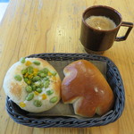 ミクスチャー - 枝豆とチーズのフォカッチャ＆クリームパン、カフェラテ