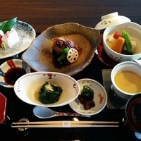 横浜なだ万 - 
                どれもこれも上品なお味。静かなお店で、海を見ながらの幸せなランチタイムでした。
                