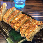 中華そば 螢 - ■餃子
      ・こちらの餃子は、薄皮派。個人的には、ハネがあるバリ皮派ですが、こちらもなかなかの餃子ですね。ニラのパンチが良く、肉汁もジューシー。薄皮派ながら、あっぱれな一皿でした。