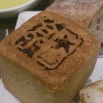 フレンチレストラン にき亭 - 【年2月】にき亭オリジナルパン＆オリーブオイル。これにほわっほわに泡立てた生クリーム（ハーブ入り）をつけると、本当にほっぺた落ちます！！
      注：6月には青のりバージョン登場。