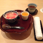 まき村 - デザートとともに、気持ちも新たにお手拭きと焙じ茶がセッティング