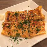 Okonomiyakiwaimbarukyu - トマトとチーズのとんぺい焼き