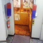 韓国家庭料理 ヌナの家 - お店の入口(地下)