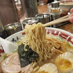 屯ちん - 中太のちじれ麺です