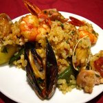 スペイン料理レストラン エル･ヴィエント - パエリャはテーブルで取り分けてもらえます