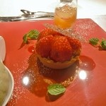 eclat - イチゴのタルトレット　ピスタチオのアイスと金柑のコンポート