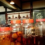 もっこす - 真ん中のがトマトと玉ねぎのピクルス