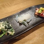 離れ情緒・朝〆旬魚・日本酒 魚魚呑 - お通し（アボカドとタコわさび醤油和え、ゆずこんにゃく、菜の花白和え、大関樽酒）