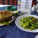 Patong Seafood - 野菜の炒め物とパイナップルに入った焼飯