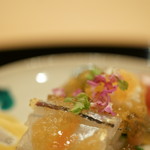 まき村 - 細魚（さより）と菜花（なばな）の梅肉煮凝（うめにくじゆれ）