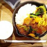 野菜を食べるカレー キャンプ エクスプレス - 一日分の野菜カレーとラッシー☆