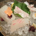 板前割烹 ひぐち - お刺身　かつらむきの後ろにマグロちゃんがかくれんぼっ(^^;)