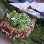 クリヤム - 豚肉のバナナの葉包み焼き