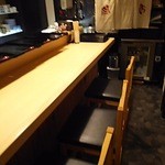 鮨し処 こころ - 店内です。カウンター6席と4人掛けテーブル席です。