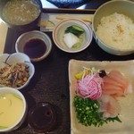 丸新 - スズキとサワラの刺し身定食