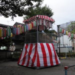 たこ焼大ちゃん - 誰もいない櫓を見ながらたこ焼きを食べる中年オヤジ