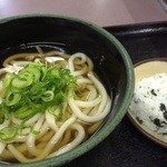 とらや - うどん＋わかめおにぎり（390円）