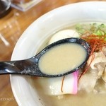 鶏骨らーめん 新参者 - 2015年12月　白らーめんのスープ。結構独特。