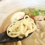 鶏骨らーめん 新参者 - 2015年12月　白らーめんの麺の具合。