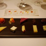 レストラン サンパウ - EL PLAT DE FORMATGES AMB CONTRASTOS
      ：チーズプレート
      5種類のチーズとそのコントラスト