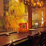 ブルドッグ 銀座 クラフトビール World Beer Pub＆Foods - 窓に面したカウンター