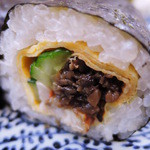 祇園寿司 - 具材はうなぎ、きゅうり、エビ、
      しいたけと干瓢を細かく刻んだものを
      うすやき玉子で巻いてあります。