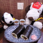 祇園寿司 - 食べやすいように２等分にしていただくことに。
      今年の恵方(南南東)に向かって無言で丸かぶり～
      祇園寿司の恵方巻はとてもあっさりして上品なお味だったよ。