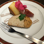 ジェルボー - アミューズ マンガリッツァ豚のパテとチーズパン