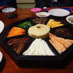 峠 - 真ん中のクレープで、鰻、牛肉、海老などを包んで食べます