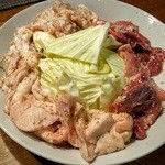 豚カシラ肉・豚ホルモン・鶏ポンジリ肉＋キャベツの内容。
          ボリューム満点な盛り(^o^)