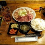 焼肉山盛りランチ　ライス大盛り・ウーロン茶。
