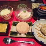 賛否両論 - (2/3)今夜のデザート
      　・とり将プリン
      　・きなこアイス
      　・黄柚子シャーベット
      　・みるくプリン
      　・焼きもなか
      　・酒粕のアイス