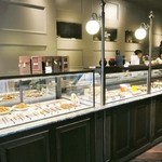 ショコラトリー タカス - 店内はショコラがズラッと並んで