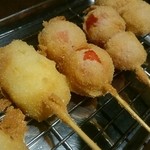 花山 - 串揚げ盛り合わせ(中央の赤いのはトマト)