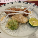 馬場乃町 はやし - 唐揚げ二つと 手前の白っぽいのが皮身のところの白扇揚げと蕗の薹の天ぷら♡