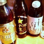 魚亀 - ビールはセルフ。　日本酒は〆張鶴。