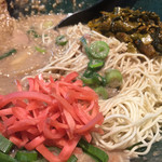 博多とんこつ 天神旗 - 最後は、紅生姜と辛子高菜をトッピングd(^_^o)